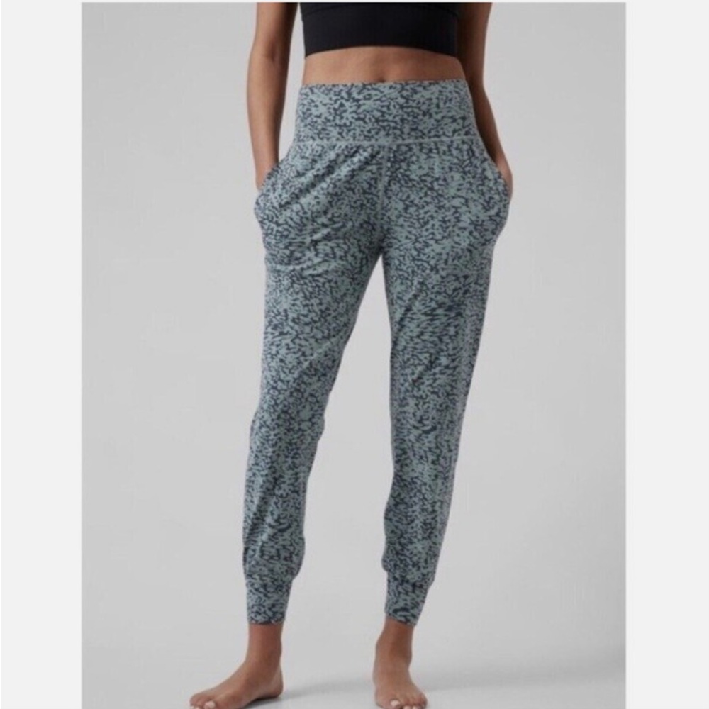Athleta Salutation Jogger Size Medium M in Ocelot Spot